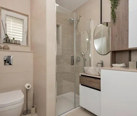 Marr Apartment *