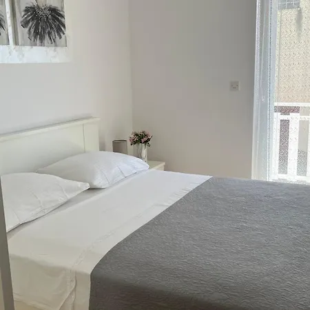 Marr Apartment *