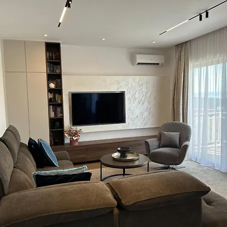 Marr Apartment *